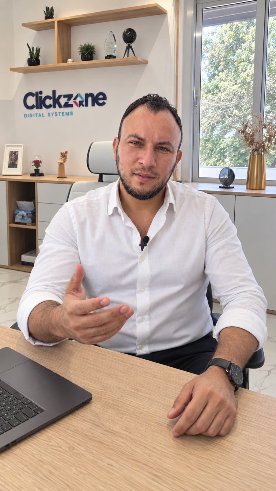 Mahdi Boukabbout dans les bureaux de Click Zone Consulting